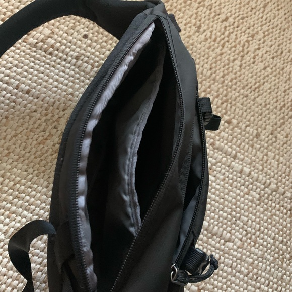 Atom Sling Bag 8L black - Picture 5 of 6